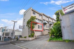 Exterior - Compact Stay On Train One Stop to Eden Park (Grafton)