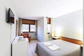 1 bedroom, desk, Internet, bed sheets