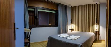 1 多间卧室、办公桌、上网接入、床单