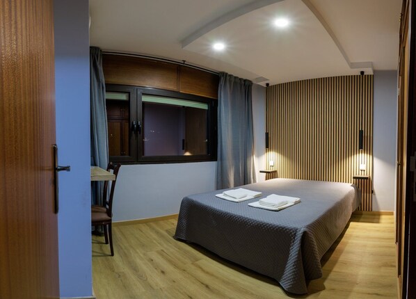 1 bedroom, desk, Internet, bed sheets