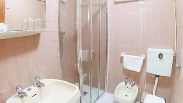 Ducha, secador de pelo y toallas