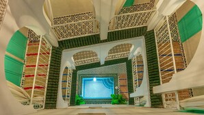 A room with a high ceiling, intricate lattice work, and a central light fixture. - Riad JABADOR De Marrakech (Marrakech)