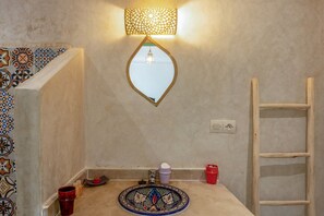 Standard Double Room | Bathroom | Shower, free toiletries, hair dryer, towels
