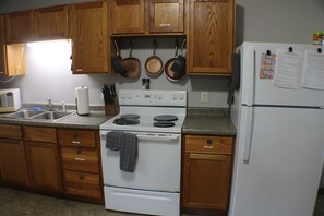 Microwave, oven, stovetop, dishwasher - WP2 – 1BR Apt for 6 Near Trails & Dining Between Houghton & Calumet w/EV Outlet (Calumet)