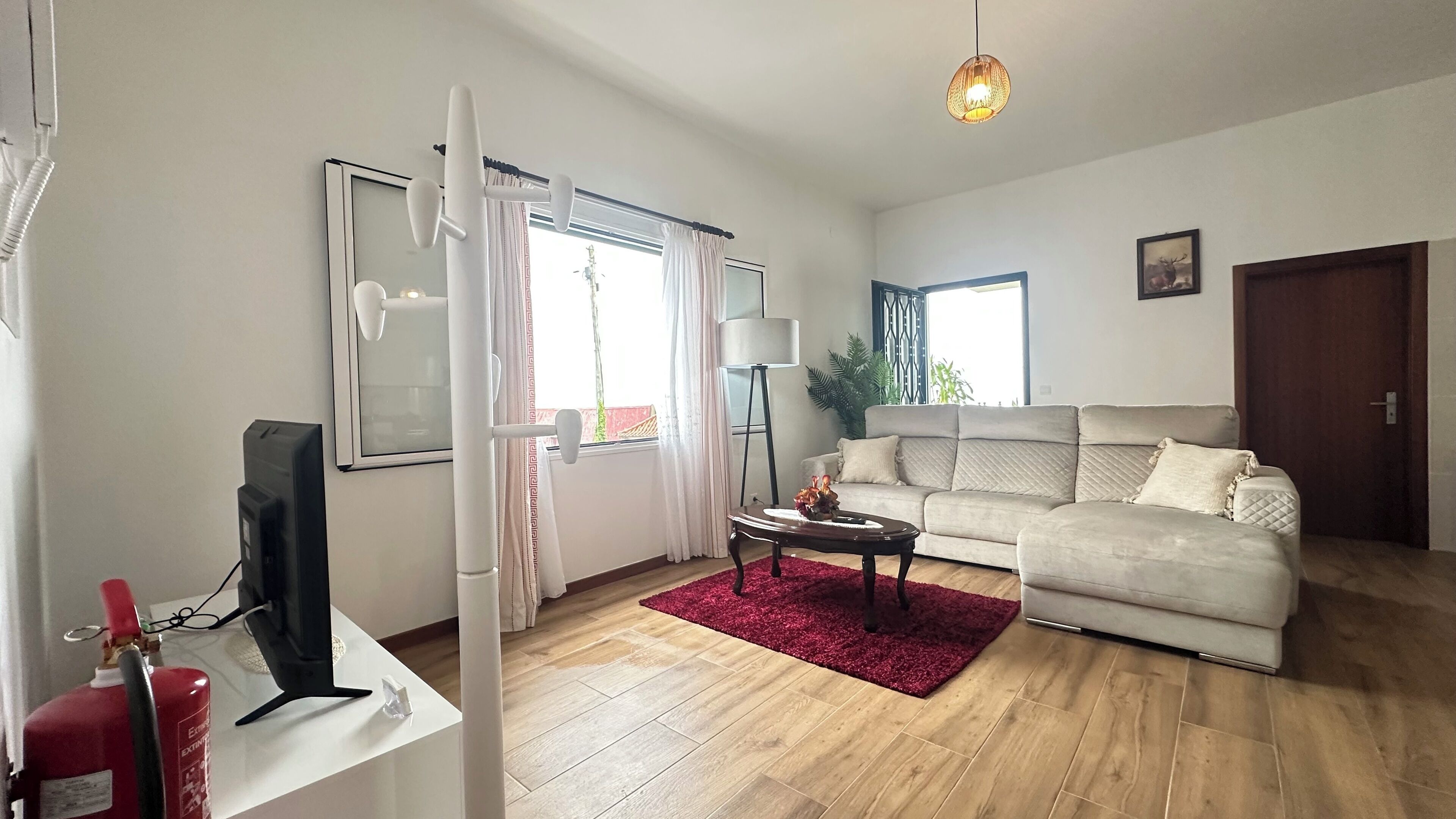 Deluxe-huoneisto, 2 makuuhuonetta, osittainen merinäköala | Oleskelualue | 40–tuumainen taulutelevisio, jossa kaapelikanavat