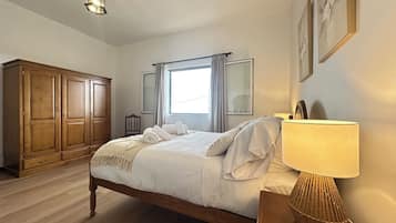 Deluxe appartement, 2 slaapkamers, gedeeltelijk uitzicht op zee | Lakens van Egyptisch katoen, luxe beddengoed, donzen dekbedden