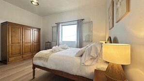 Deluxe Apartment, 2 Bedrooms, Partial Sea View