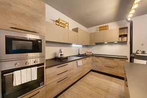 ثلاجة، ميكروويف، فرن، موقد طهي مسطح