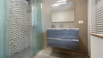 Doccia, asciugacapelli, asciugamani