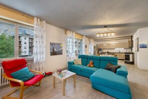 TV - Three-Room Apartment in Verrès – Modern Comfort with Mountain Views (Verres)