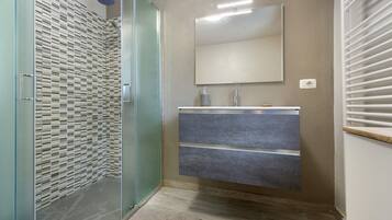 Een douche, een haardroger, handdoeken