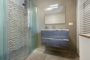 Shower, hair dryer, towels - Three-Room Apartment in Verrès – Modern Comfort with Mountain Views (Verres)