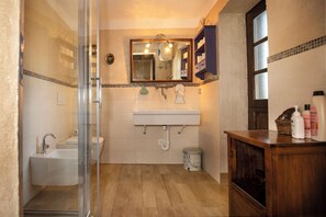 Douche, séchoir à cheveux, bidet, serviettes fournies