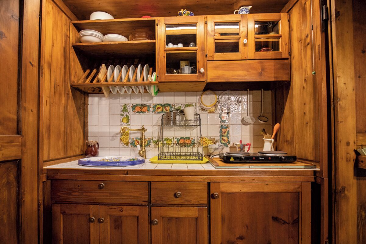 Kühlschrank, Ofen, Herdplatte, Wasserkocher mit Kaffee-/Teezubehör