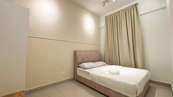 Ein Schlafzimmer mit einem Bett, einem Deckenventilator und einem Fenster mit Vorhängen.