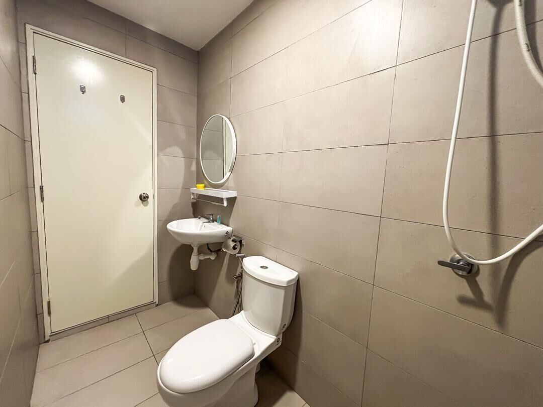 Un baño pequeño y limpio con inodoro, lavamanos y espejo.