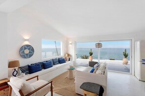 Fireplace - Holiday Home Da Praia Valmitão with Sea View, Private Pool and Wi-Fi (Ribamar)