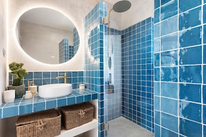 Shower, towels - Holiday Home Da Praia Valmitão with Sea View, Private Pool and Wi-Fi (Ribamar)