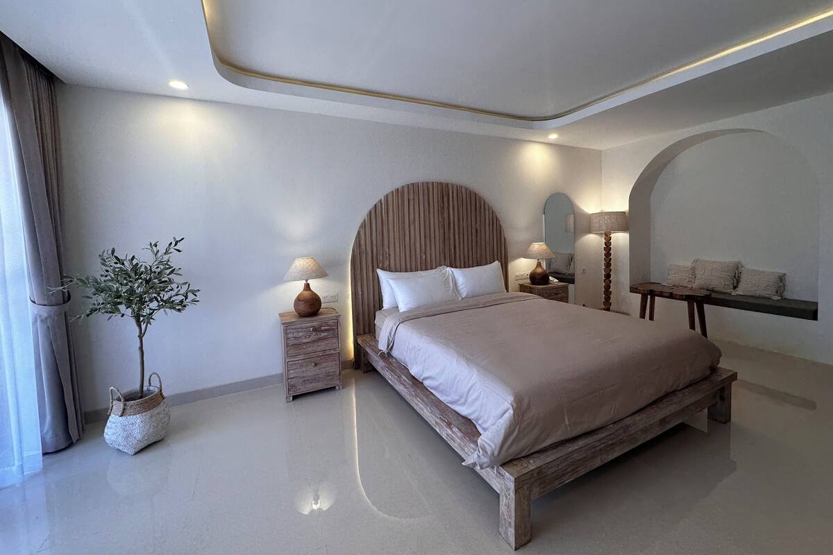 Suite, patio, vista mare | Una cassaforte in camera, tende oscuranti, Wi-Fi gratuito