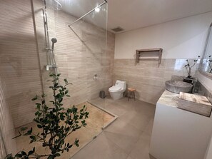 Superior-Suite, Meerblick | Badezimmer | Hausschuhe
