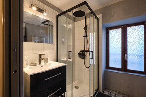 Douche, sèche-cheveux