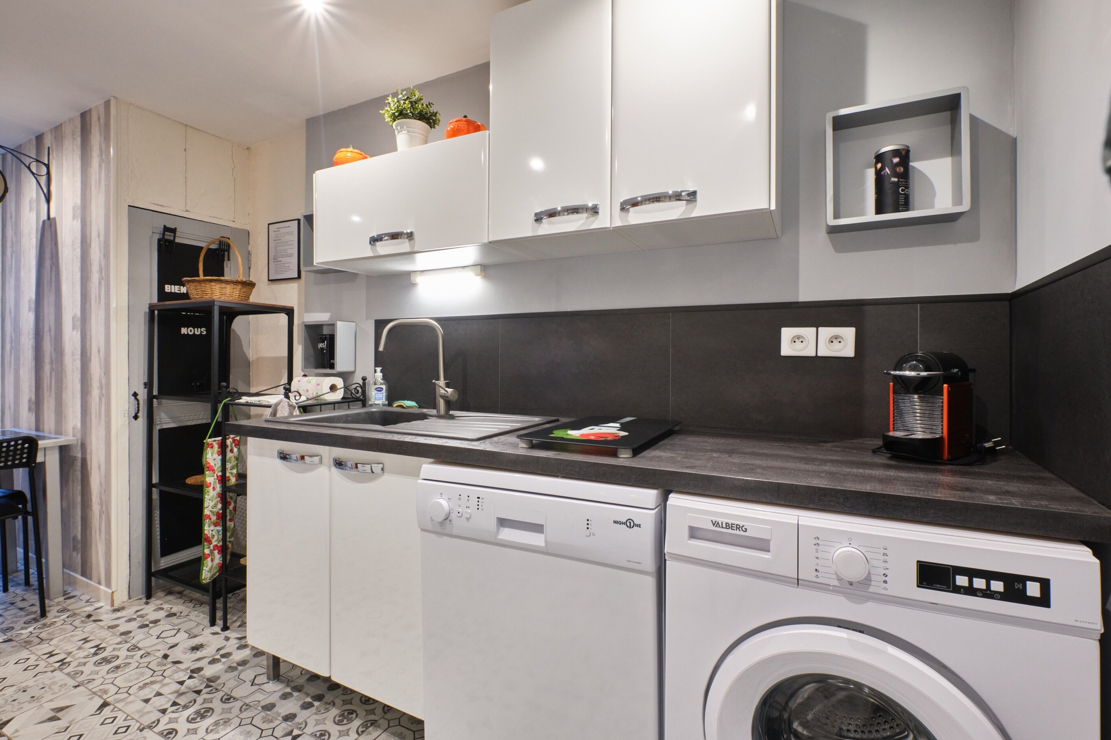 Réfrigérateur, micro-ondes, four, plaque de cuisson