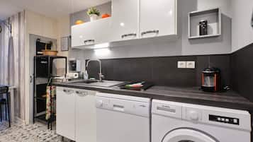 Een koelkast, een magnetron, een oven, een kookplaat