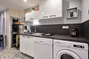 Réfrigérateur, micro-ondes, four, plaque de cuisson