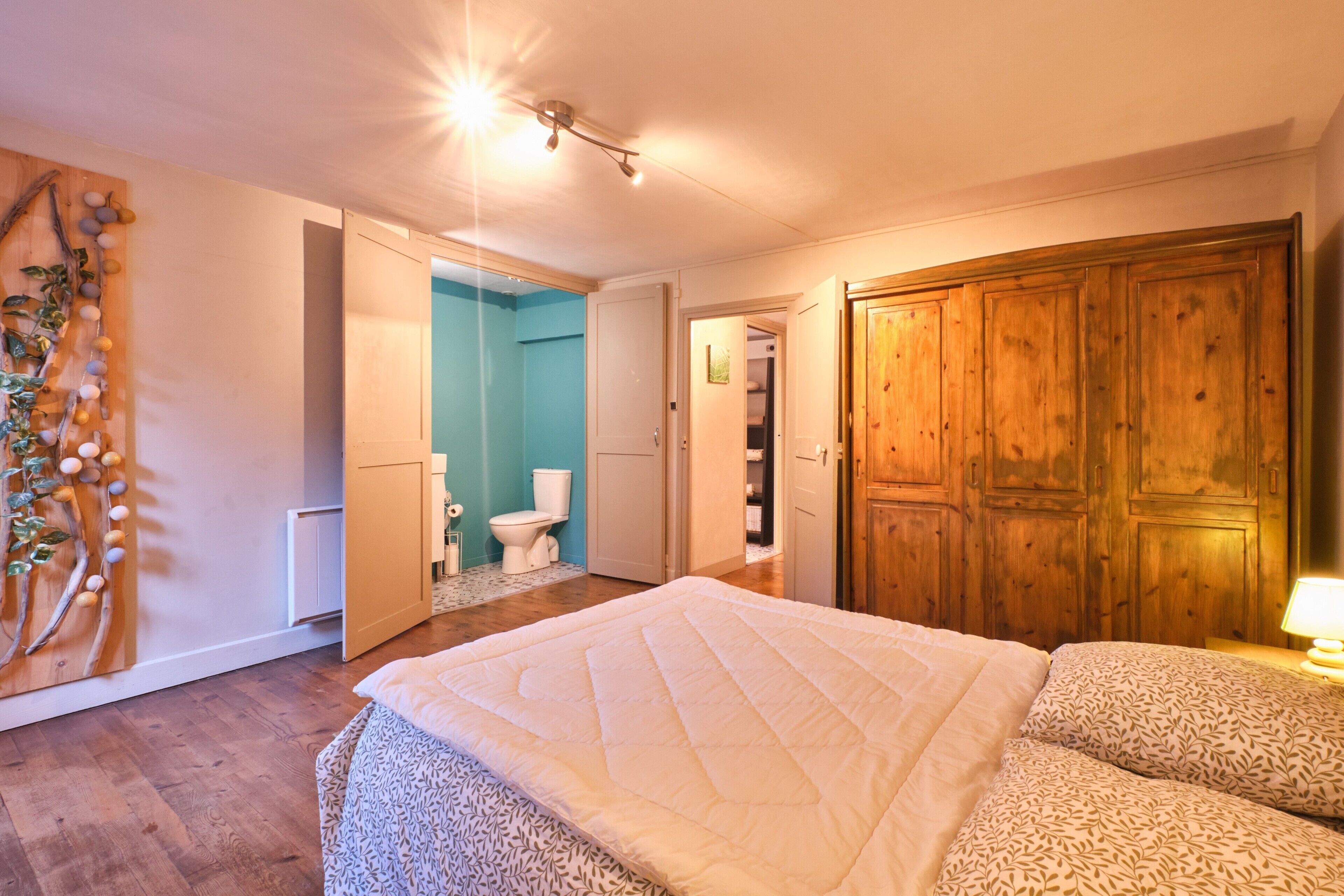 2 bedrooms, iron/ironing board, bed sheets