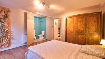 2 bedrooms, iron/ironing board, bed sheets