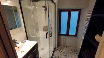 Douche, sĂšche-cheveux