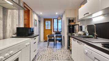 Een koelkast, een microgolfoven, een oven, een kookplaat