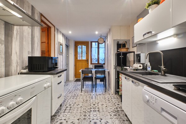 Réfrigérateur, micro-ondes, four, plaque de cuisson