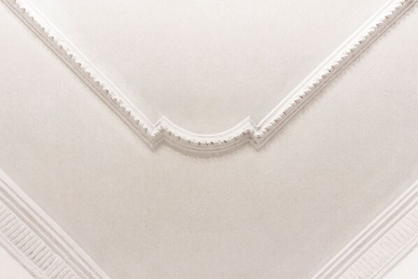 A close-up of a white ceiling with a decorative molding. - Kepos Rooms & Suites (Palermo)