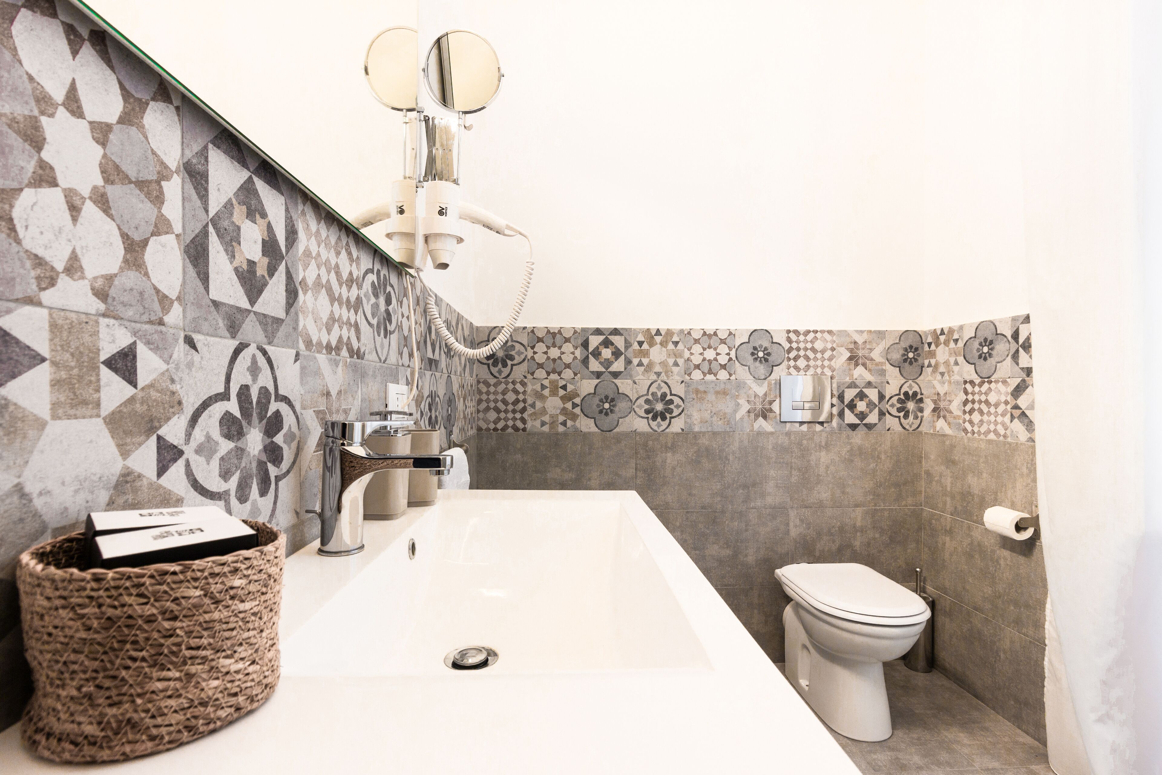 Habitación superior con 1 cama doble o 2 individuales | Baño | Ducha, secador de pelo, toallas y jabón