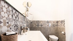A bathroom with a white sink, a toilet, and a mirror. - Kepos Rooms & Suites (Palermo)