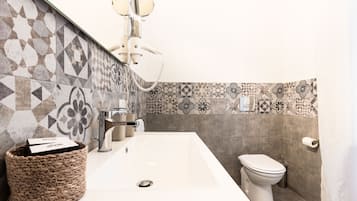 Habitación superior con 1 cama doble o 2 individuales | Baño | Ducha, secador de pelo, toallas y jabón