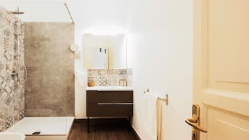 Chambre Supérieure Double ou avec lits jumeaux (1) | Salle de bain | Douche, sèche-cheveux, serviettes fournies, savon