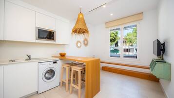 Réfrigérateur, micro-ondes, plaque de cuisson, cafetiÚre/bouilloire