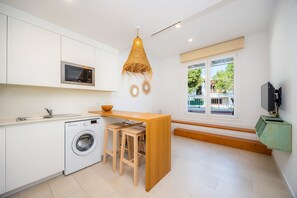 Réfrigérateur, micro-ondes, plaque de cuisson, cafetière/bouilloire