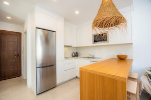 Coffee/tea maker, fridge, microwave, stovetop - Apartment 'B' with Balcony, Wi-Fi and Air Conditioning (Santanyí)