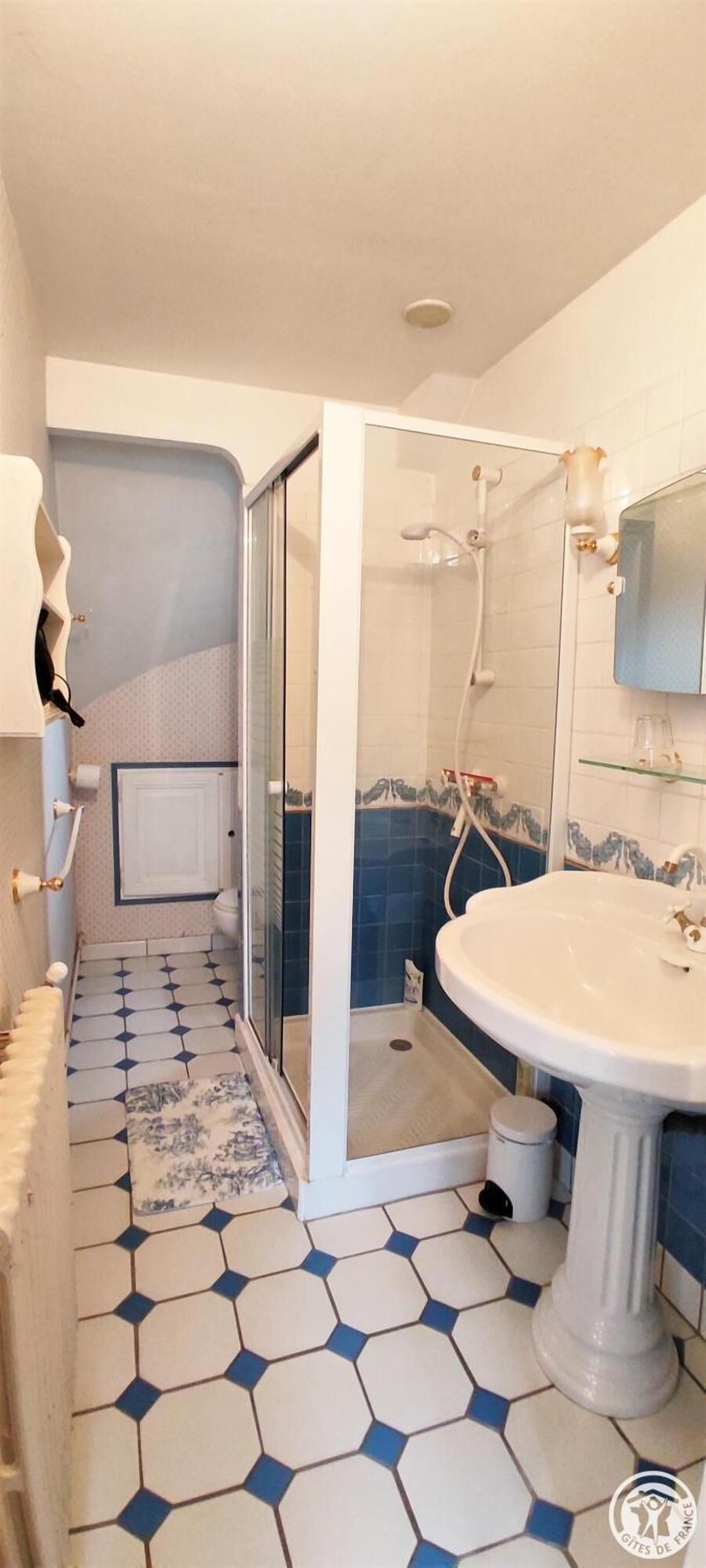 Klassieke driepersoonskamer, uitzicht op de stad | Badkamer