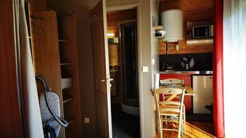Classic Double Room, Garden View | Private kitchen