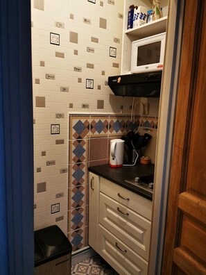 Standard Room, City View | Private kitchenette