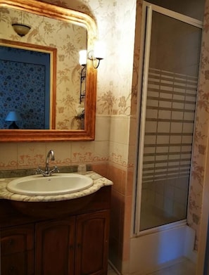 Classic Room, City View | Bathroom - La Chasse Royale (Plailly)