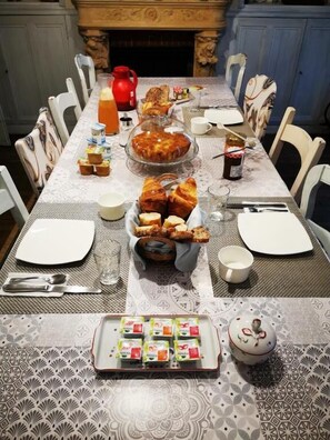 Petit déjeuner continental (10 EUR par personne)