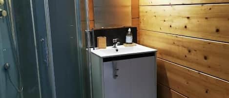 Chambre Double Classique, vue jardin | Salle de bain