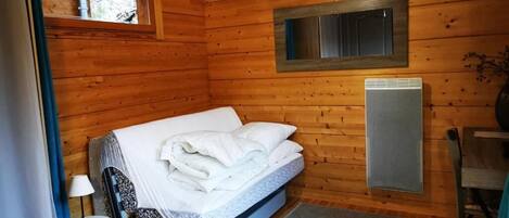 Quarto casal clássico, vista para o jardim | Área de estar | TV