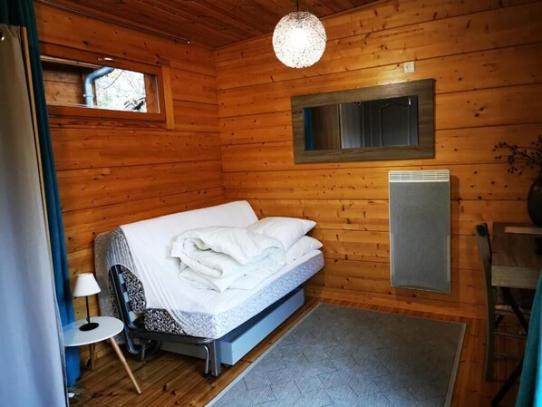 Classic-Doppelzimmer, Gartenblick | Wohnbereich | Fernseher