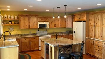 Microondas, horno, parrilla de estufa y lavavajillas